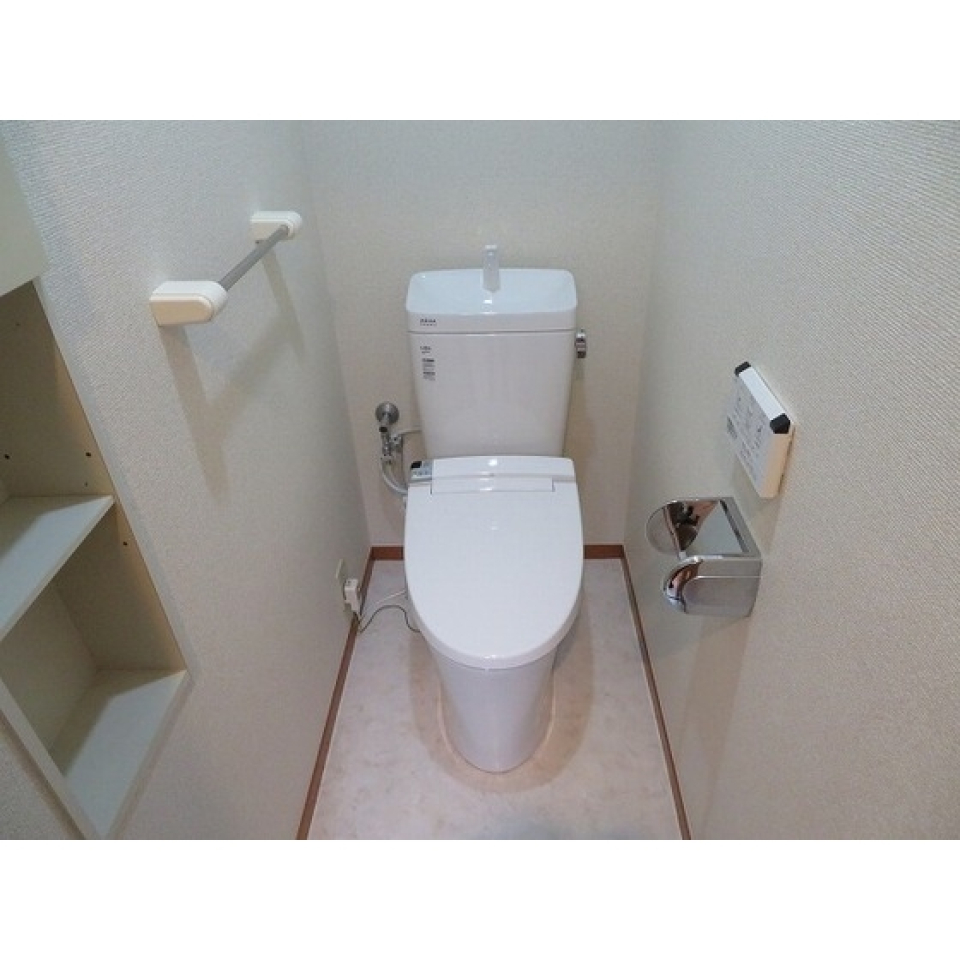 棚があるので芳香剤など置くことができますですね。