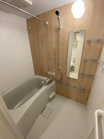 木目調で温かみを感じるバスルーム