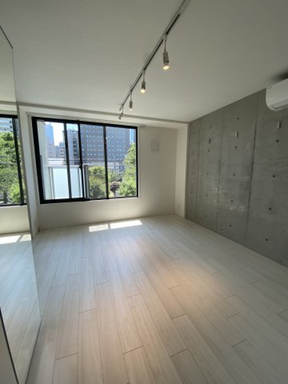 コンクリでも不思議と温かみのある空間