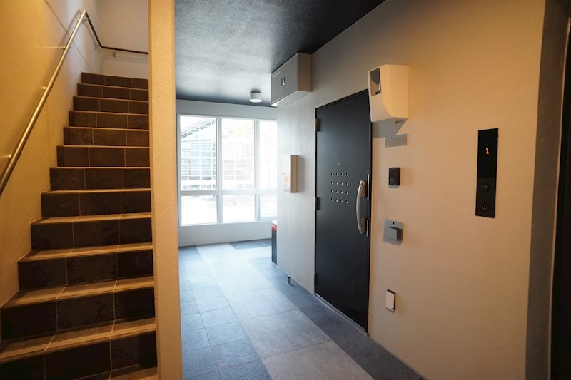 玄関前の共用部。すぐ右手にエレベーターがあるので建物内の移動はラクラクです。