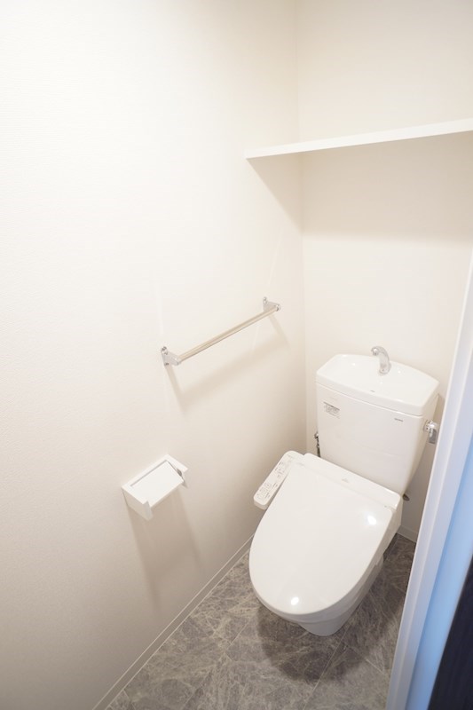 トイレは温水洗浄便座つき。