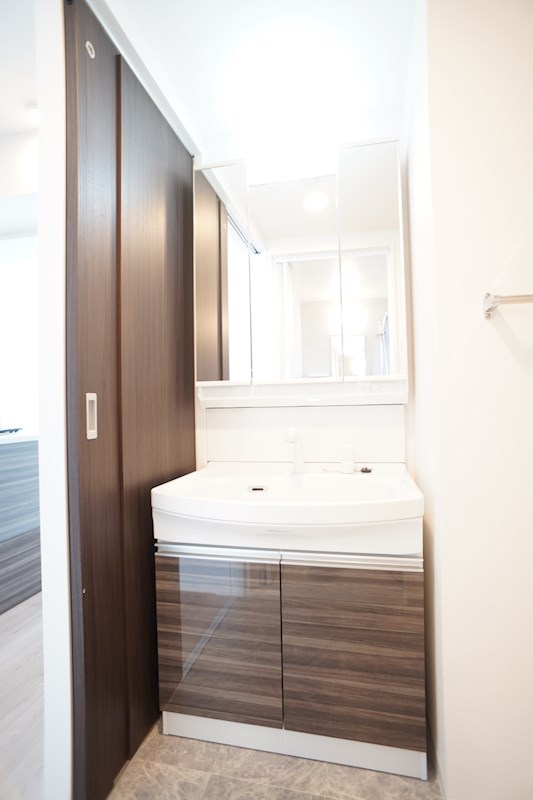 洗面台の一部のデザインも艶のある木目調で統一されています。