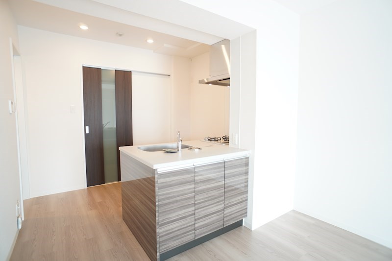 艶のある木目調のキッチンは高級感を演出してくれます。