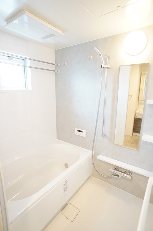 浴室には小窓＋浴室乾燥機つき。雨の日の洗濯もラクラクです。