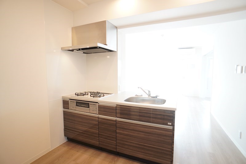 料理が捗る3口コンロ付きのシステムキッチン。