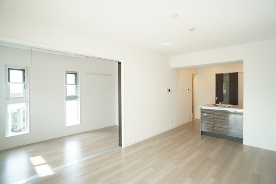 LDKは13.5帖。小窓から光が入ってきて、配色も暖かみのある部屋です。