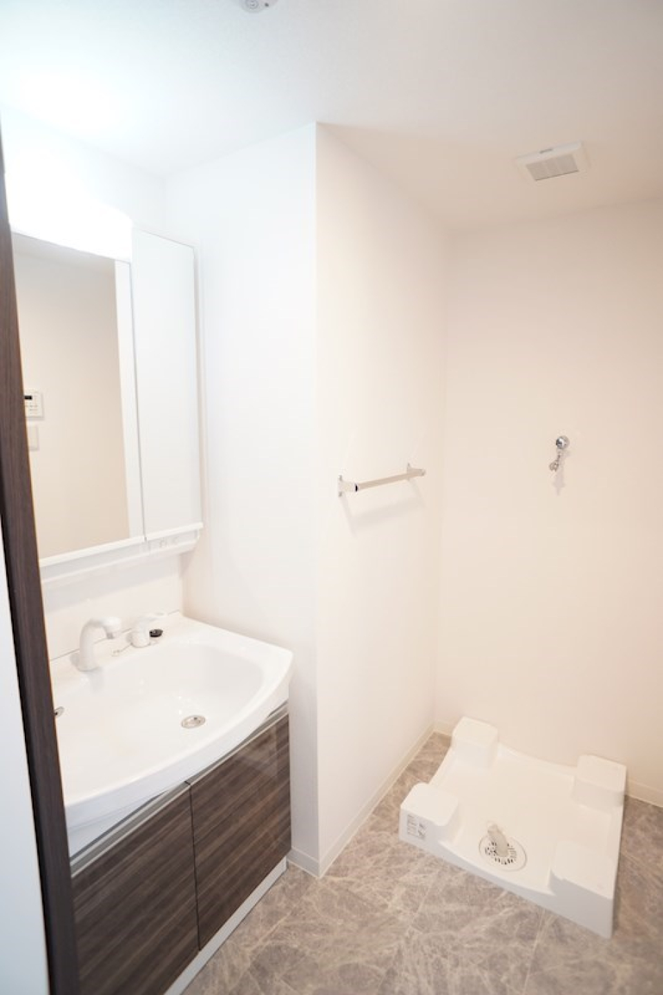 洗濯機置場のサイドの隙間を活用すれば収納上手に。