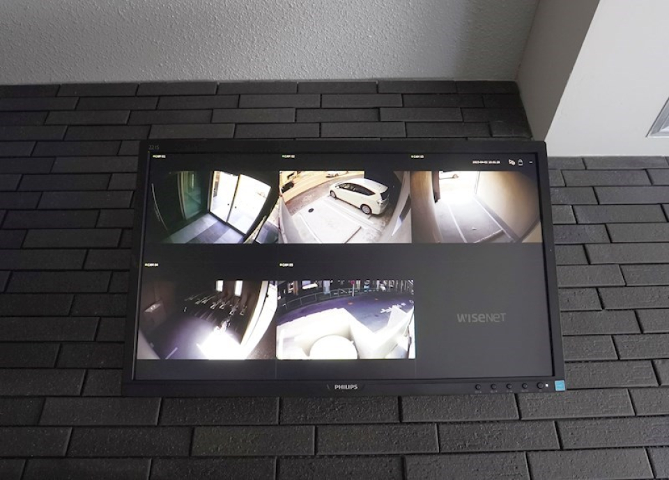 エントランスにあるこちらのモニターで防犯カメラの映像を確認できます。