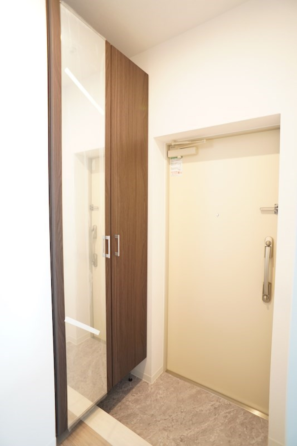 玄関を入ると右手に全身鏡付のシューズボックスがあります。