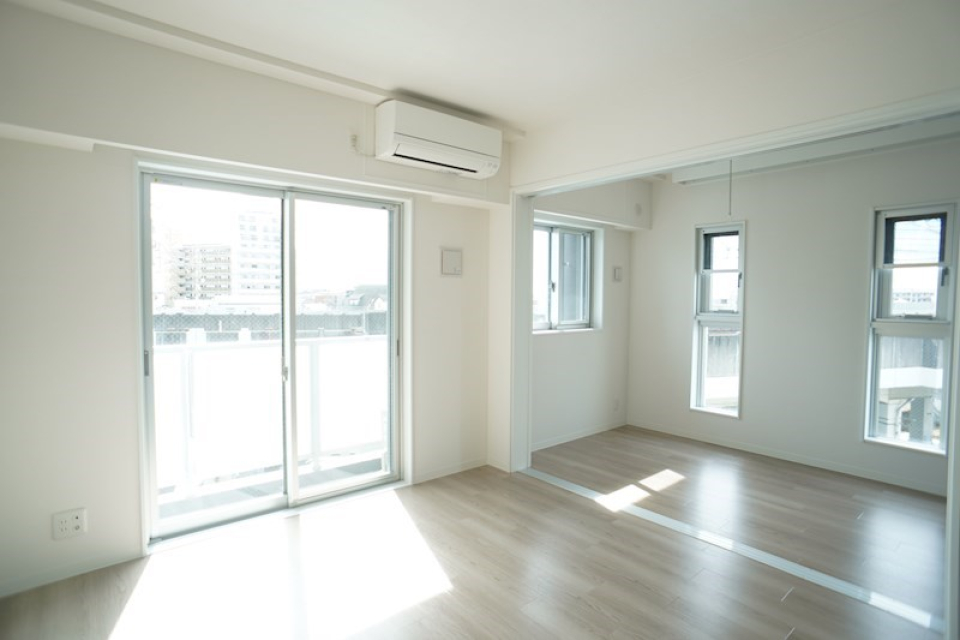 LDKと洋室(5帖)は窓が多いので昼間はポカポカしそうです。