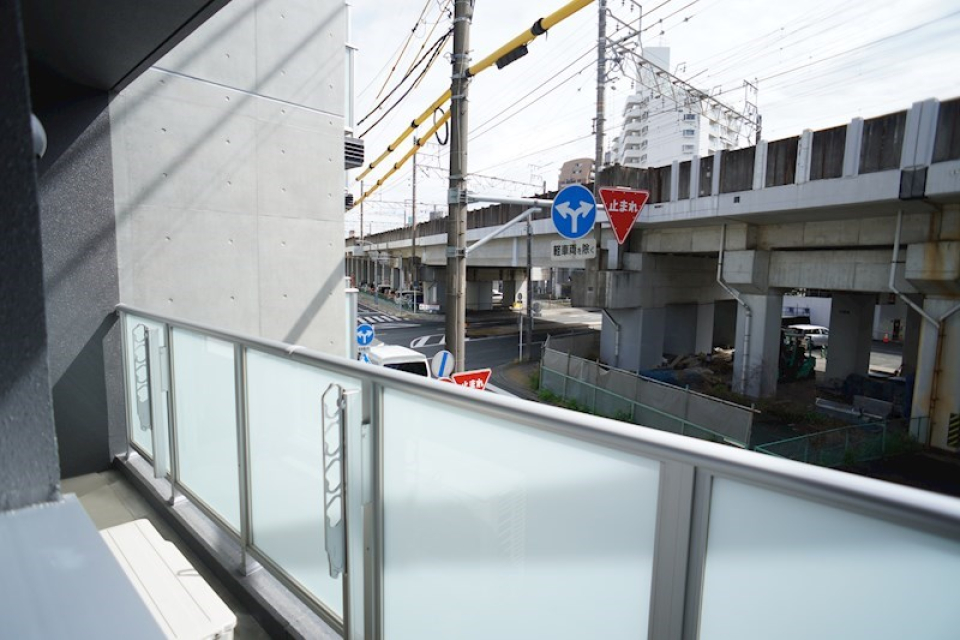 バルコニーからの眺め。物件はJRの電車沿いに位置しています。