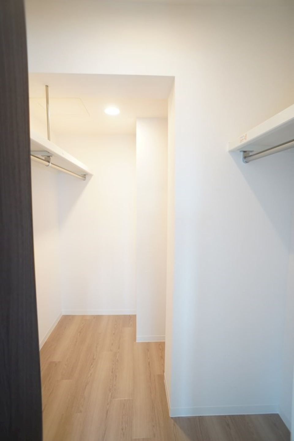 さあ！洋室を奥に進むと収納に便利なウォークインクローゼットが！