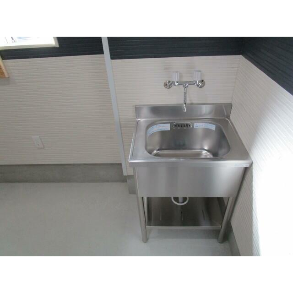 ガレージ内のおおきめのシンク