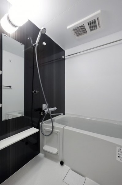 雰囲気をガラッと変えて、一面ブラックで引き締める。浴室はシックな雰囲気です。