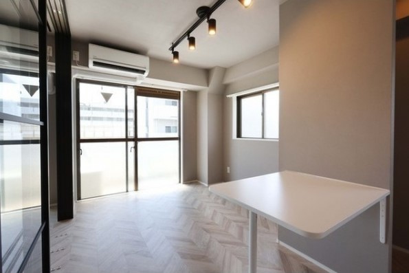 スポットライトが1DKをムーディーな空間に。