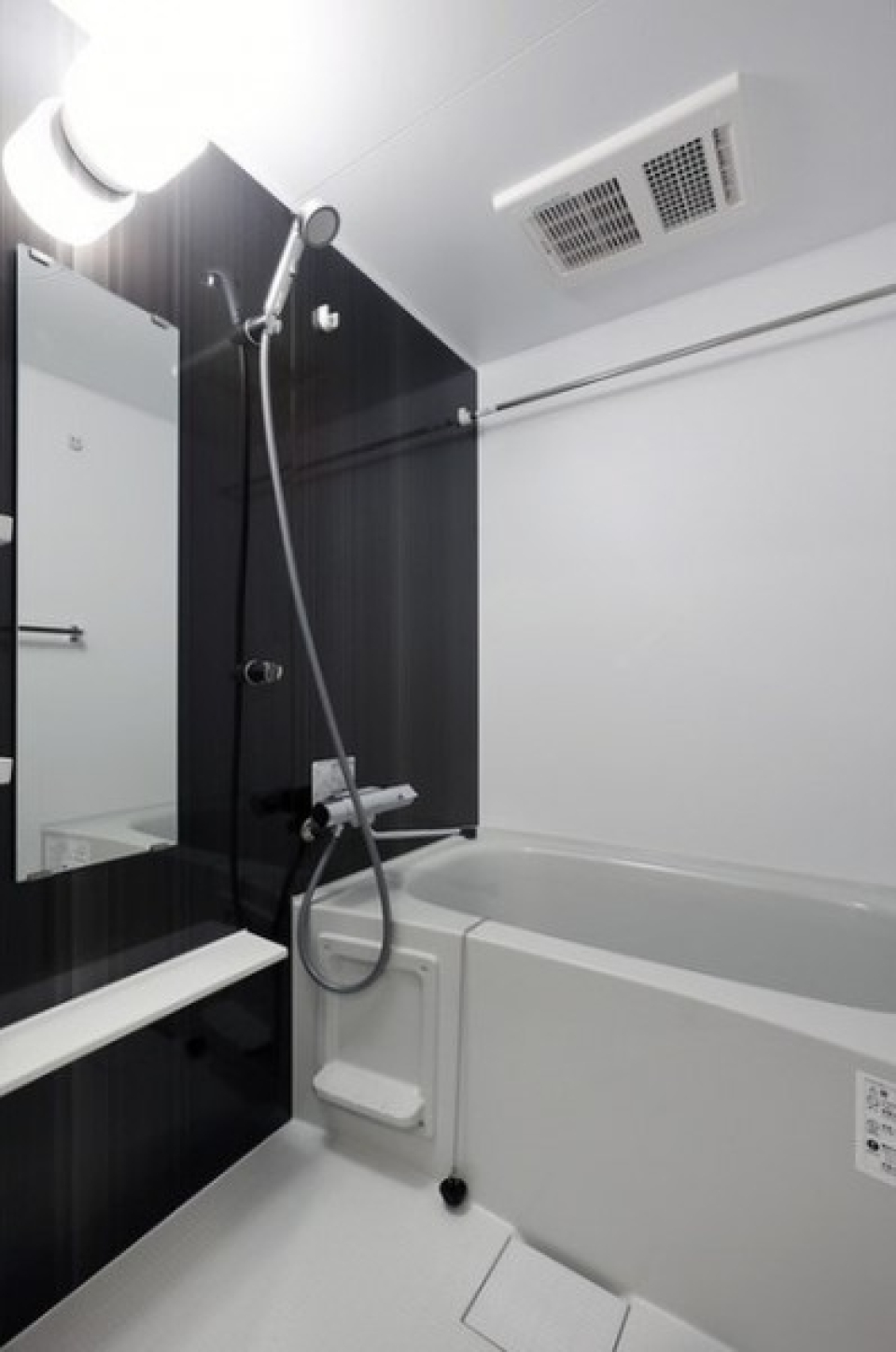 雰囲気をガラッと変えて、一面ブラックで引き締める。浴室はシックな雰囲気です。