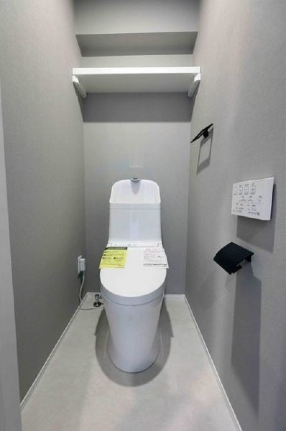 トイレも空間づくりを楽しめるムーディーな空間に。植物や絵画を飾ったら映えそう。