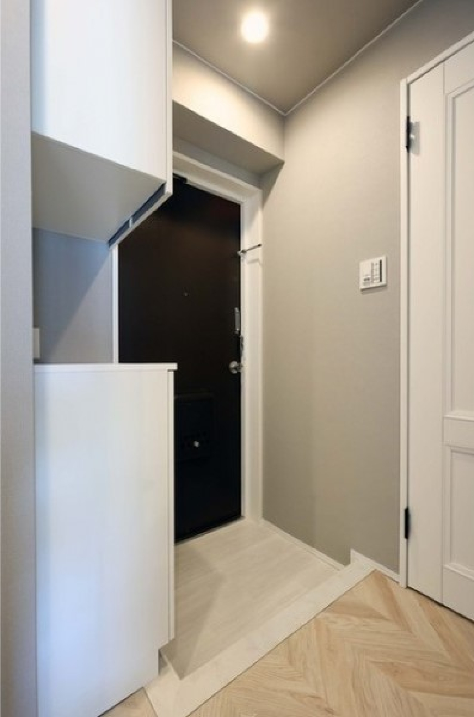 腰の高さのシューズクローゼット。上に鍵やお財布を置くことができて便利です。