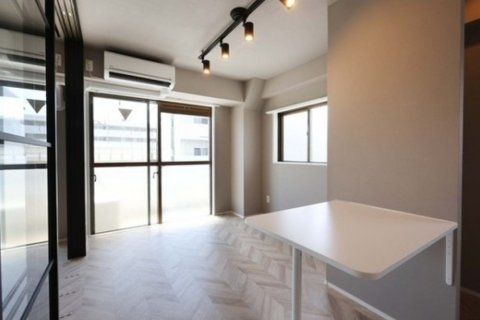 スポットライトが1DKをムーディーな空間に。