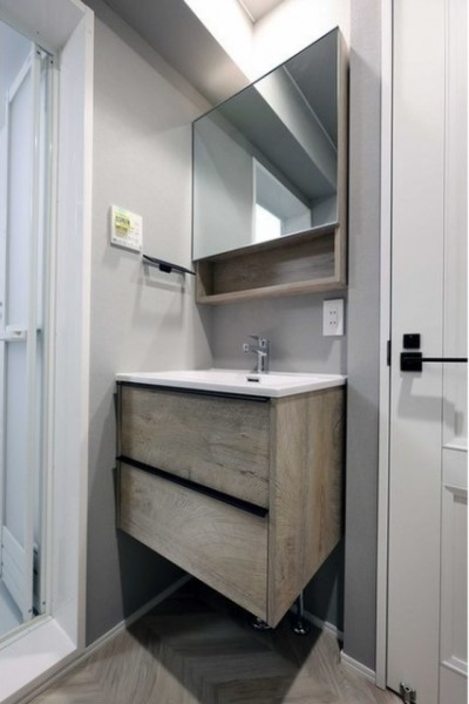 洗面台は、木の素材を活かした斬新なデザイン。