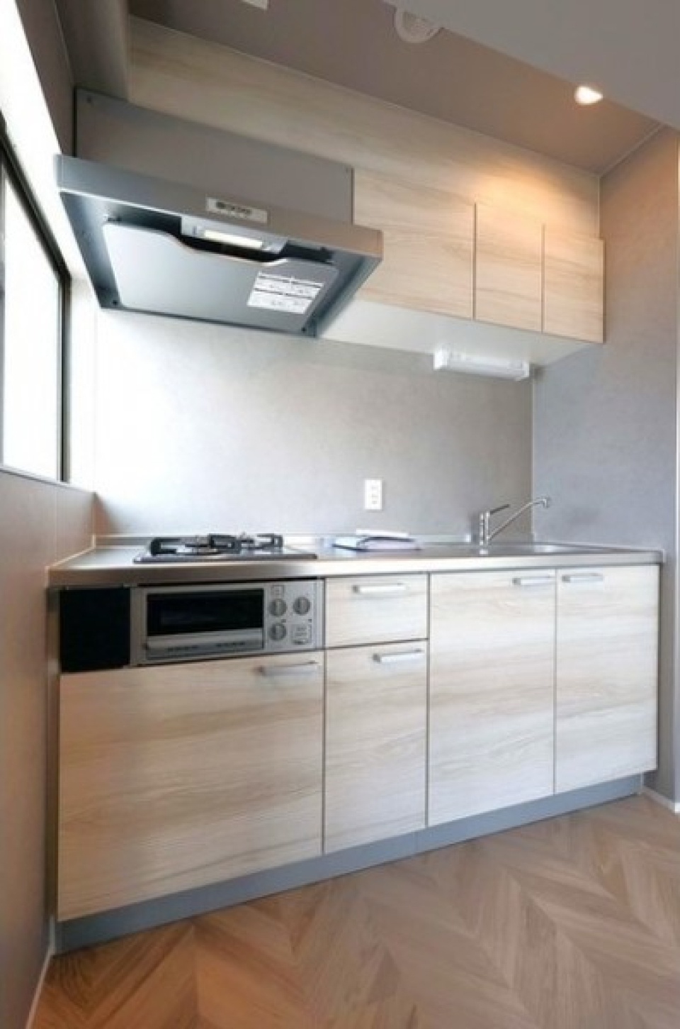 木目調が素敵なキッチン。グリル付きなのでお料理の幅が広がります。