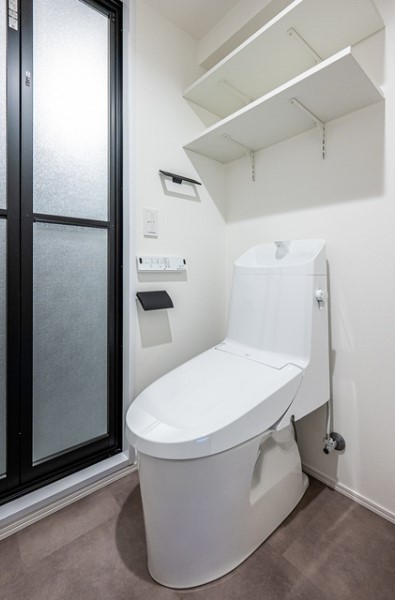 トイレはシンプルな造りです。頭上に日用品を収納できます。