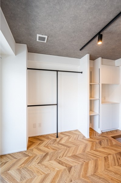 珍しいオープンクローゼット！圧迫感が出ず開放的ですが、細々としたものは収納BOXとの併用で◎