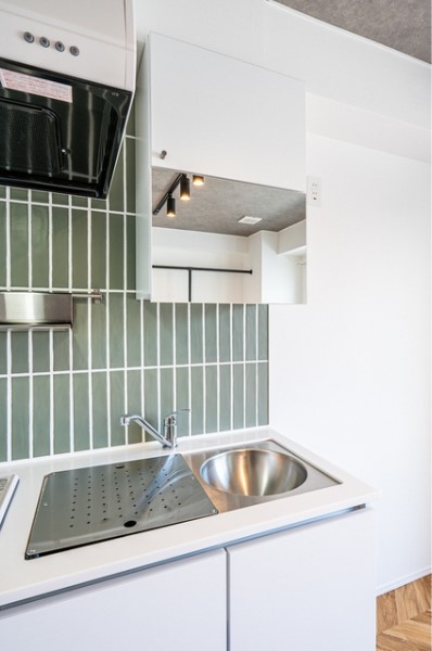 キッチンに鏡と手洗いボウルが設置されています。洗面台がないので、朝の支度はこちらで。