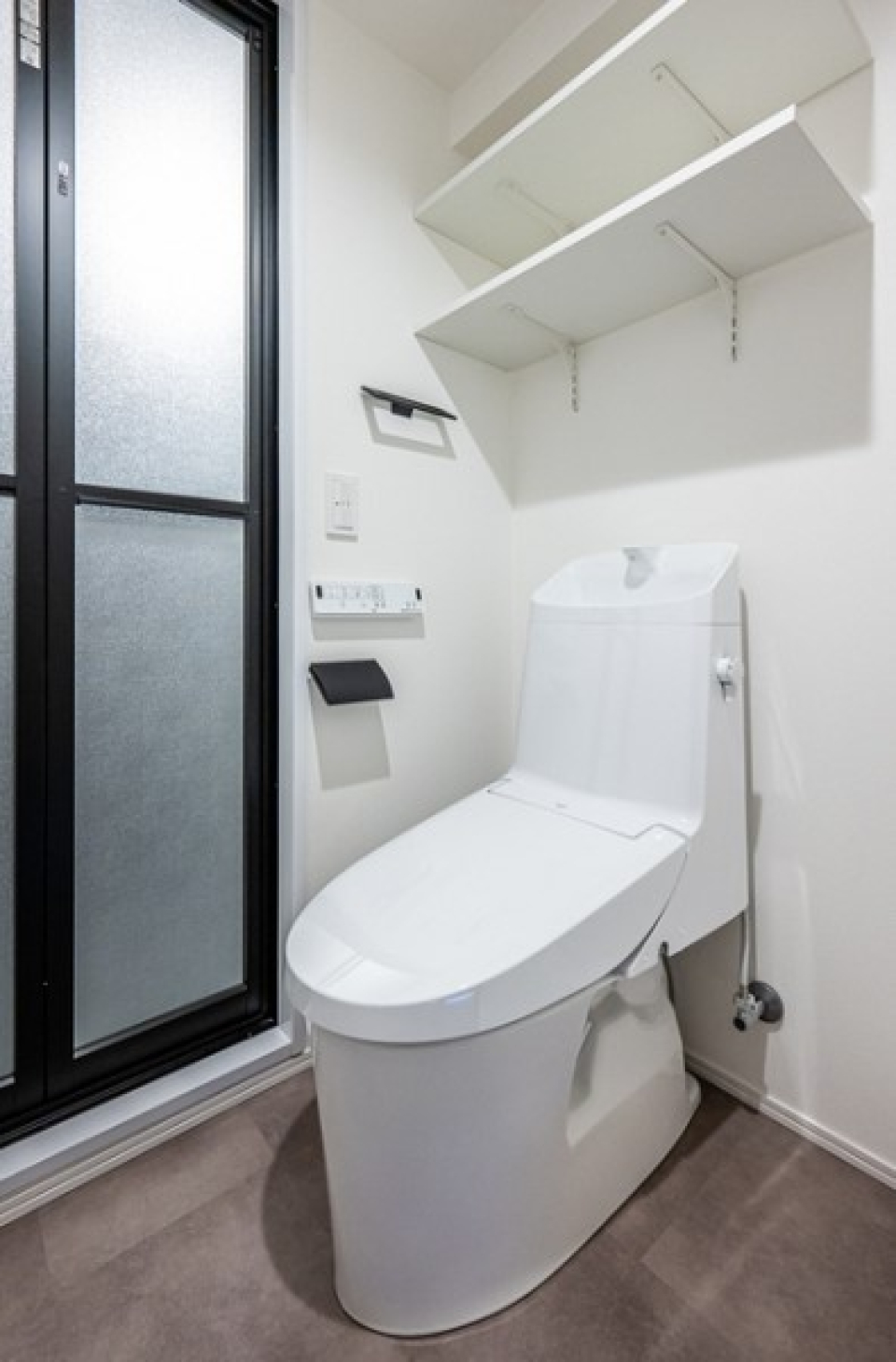 トイレはシンプルな造りです。頭上に日用品を収納できます。