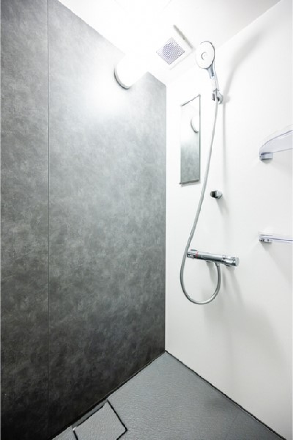 スタイリッシュでかっこいい浴室です。シャワーのみの設置です。