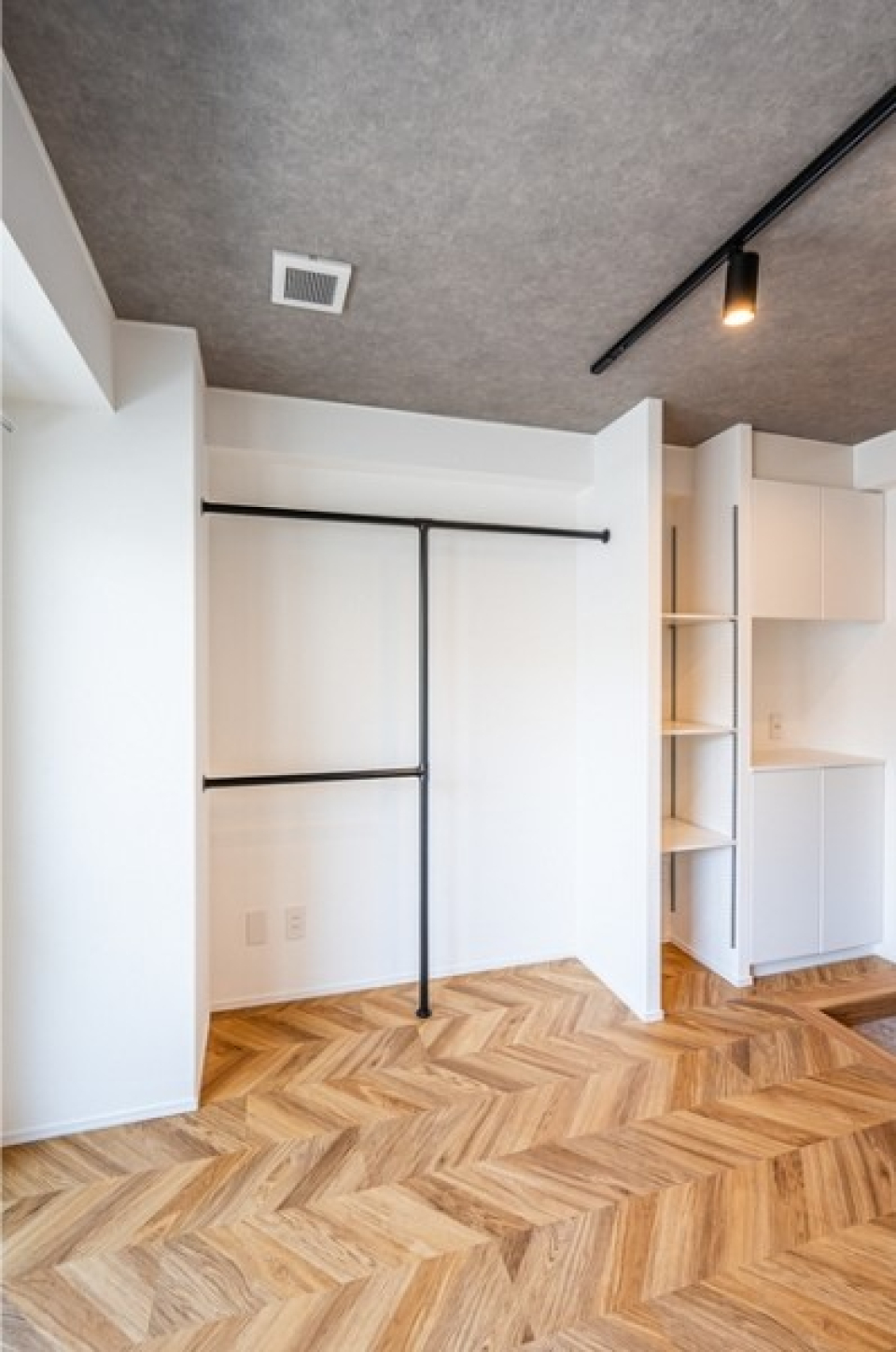 珍しいオープンクローゼット！圧迫感が出ず開放的ですが、細々としたものは収納BOXとの併用で◎