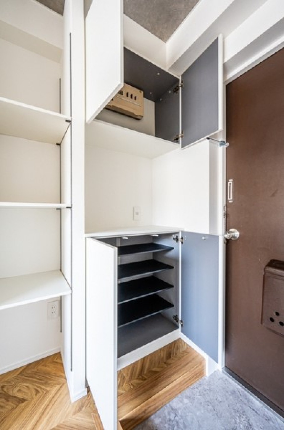 シューズクローゼットです。植物や小物などを置いて、お洒落に飾り付けることができます。