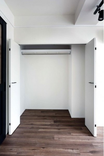 クローゼットは奥行きがあり容量◎小さなスペースに収納棚を追加すればさらに容量UP。