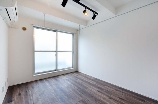 ホワイトカラーにスポットライトが映える1DK。