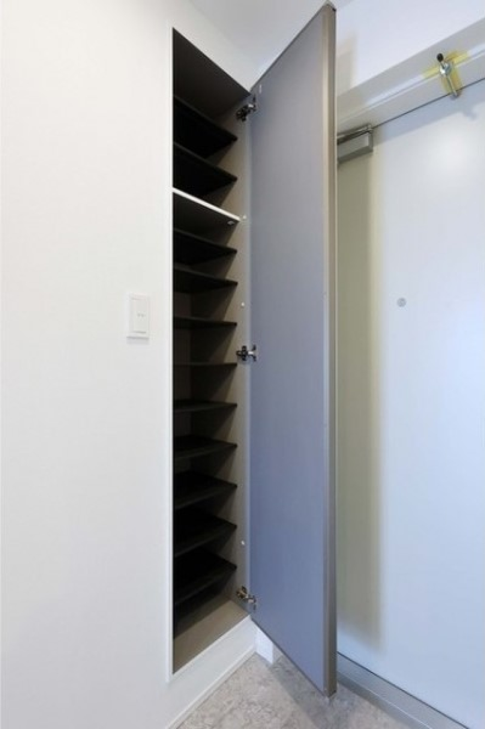 シューズクローゼットは頭を超える高さ！たくさん入りそうです。