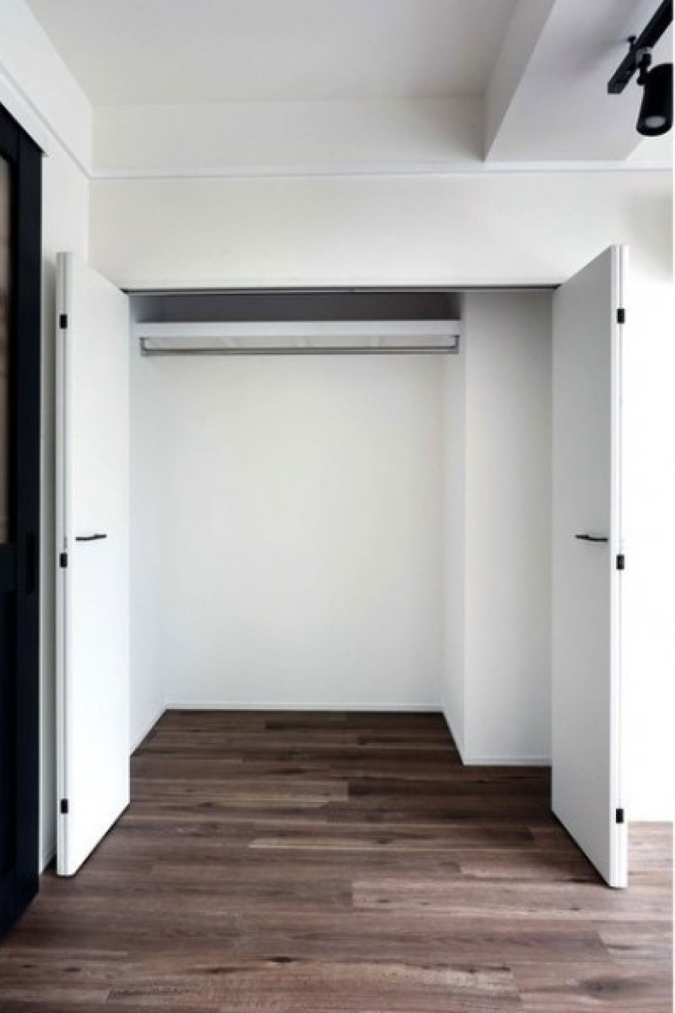 クローゼットは奥行きがあり容量◎小さなスペースに収納棚を追加すればさらに容量UP。