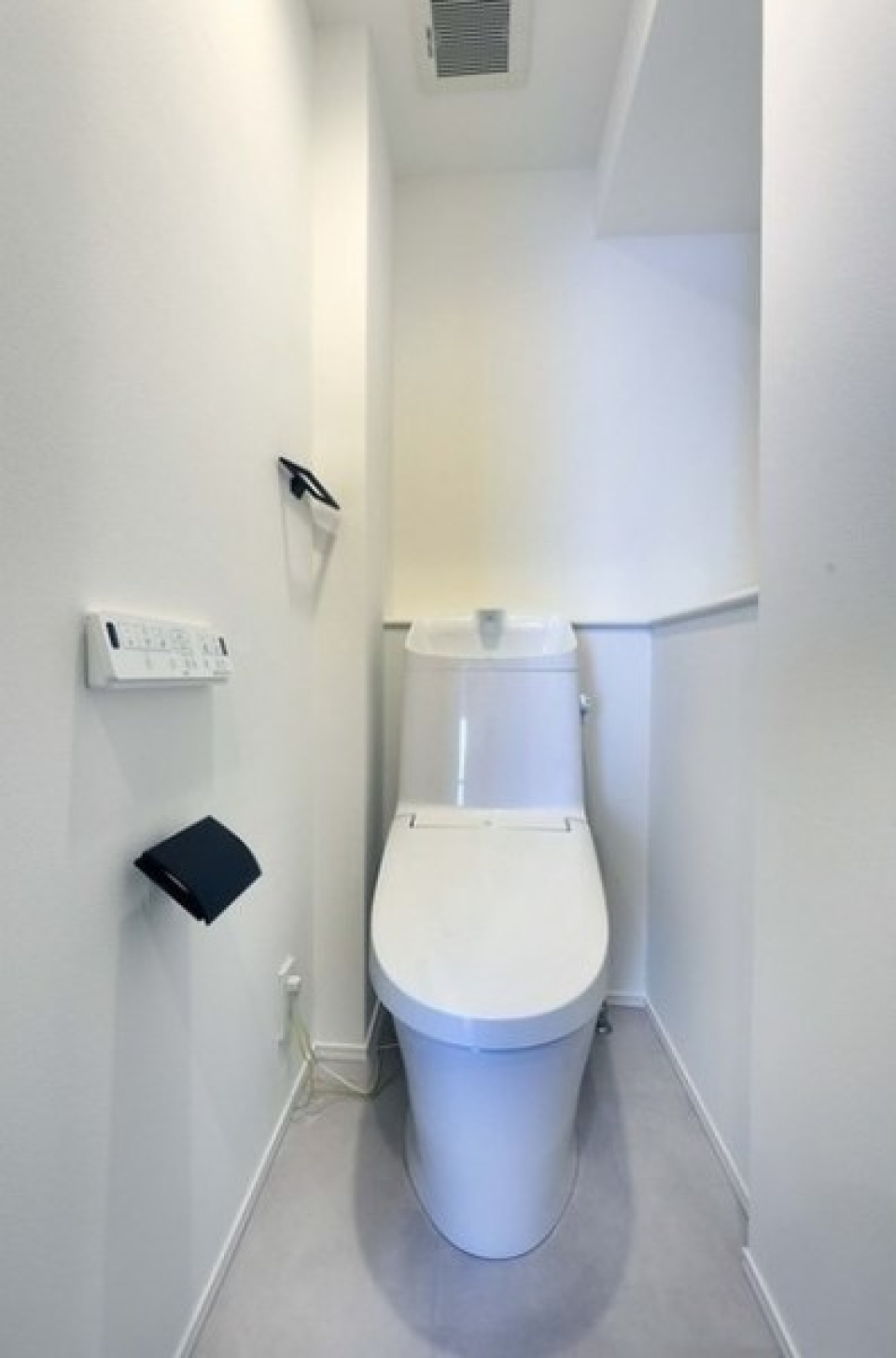 トイレはシンプルな造りです。植物やカレンダーを飾ることができます。