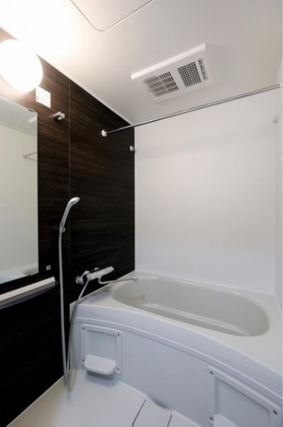 浴室はブラウンカラーで落ち着きのある雰囲気に。