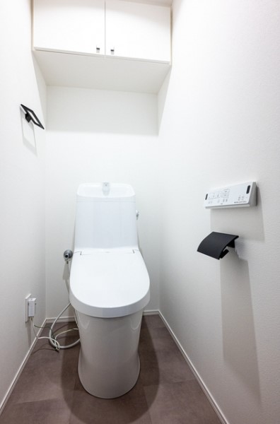 トイレはタオル掛けとホルダーのブラックカラーで、ちょっとしたアクセントを。