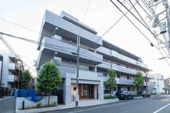 淡い色合いに緑がよく映える外観です。