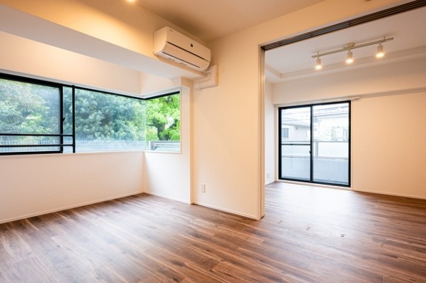 あったかい照明と、窓に広がる緑に心癒されます。5.2帖の洋室も窓が付いており開放的です。