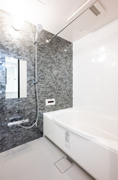 浴室はグレーカラーでスタイリッシュに。