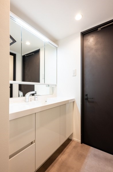 洗面台は広々スペースに大きな鏡。まるでホテルのようで贅沢です。