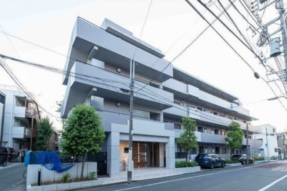 淡い色合いに緑がよく映える外観です。