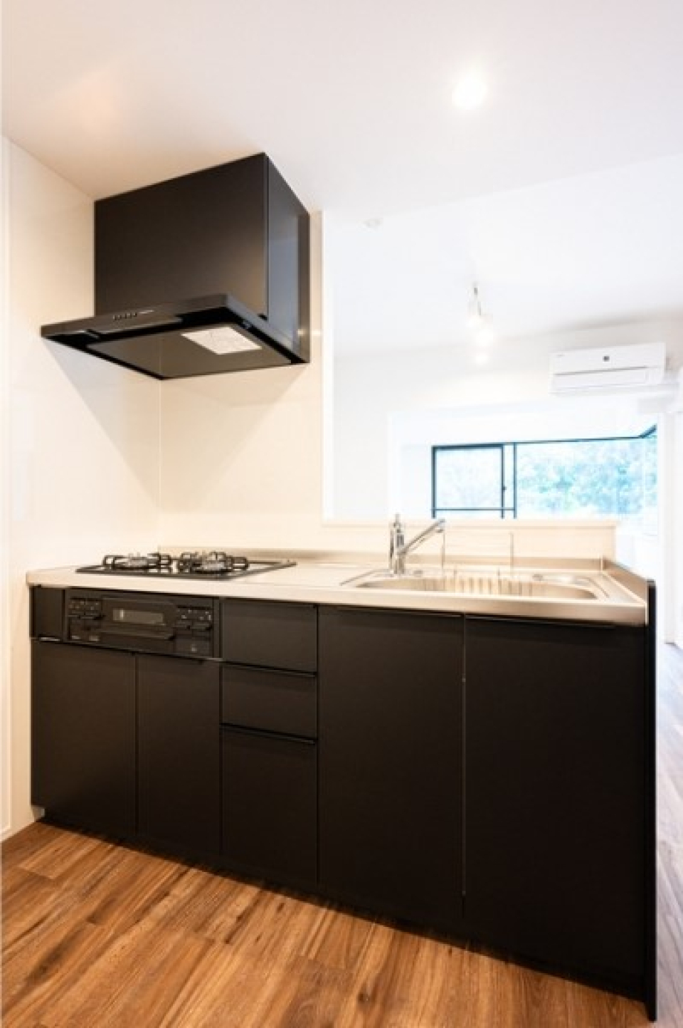 黒でまとめられたカウンターキッチンが存在感あってカッコいい。