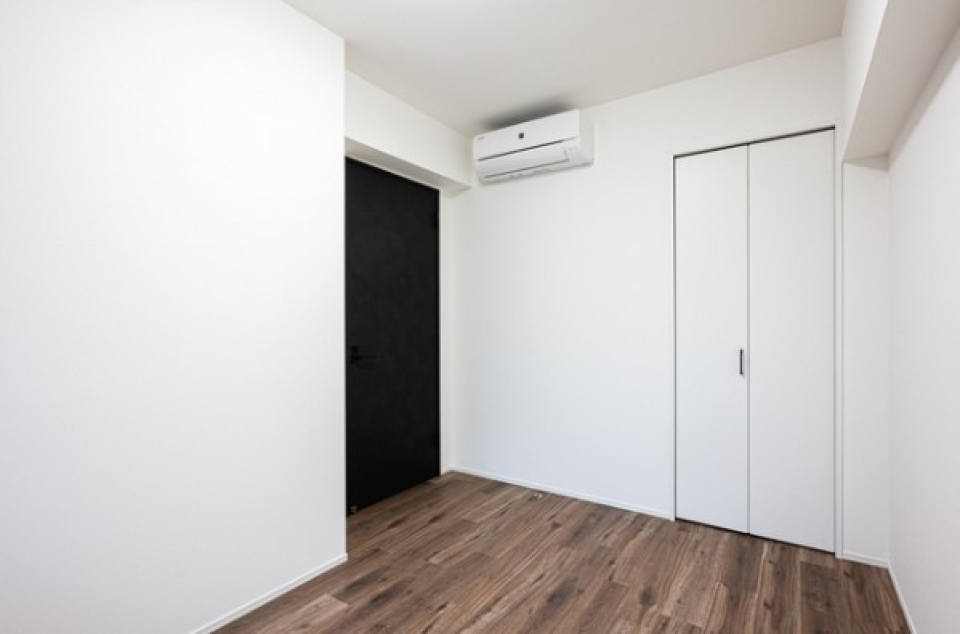 5帖の洋室です。リビング同様に窓が付いているので、気持ちのいい風が取り込めます。