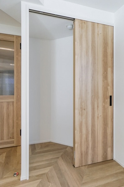 クローゼットは各所少し小さめです