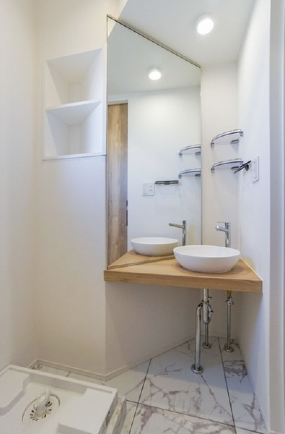 柱の隙間を上手に活用した造作洗面台