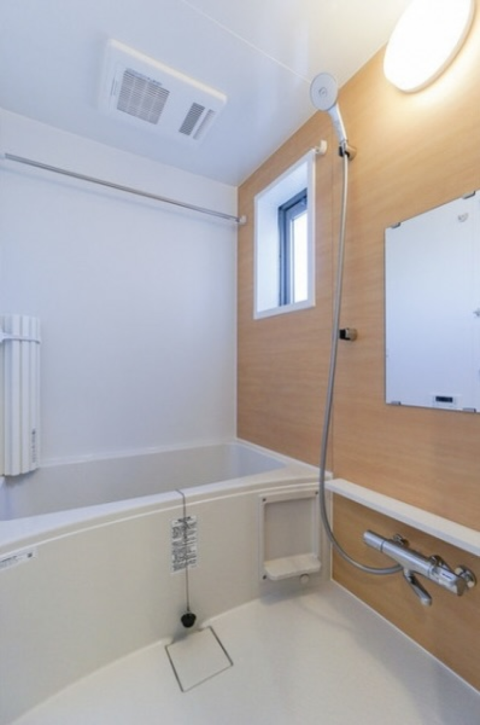 バスルームには浴室乾燥機付きです