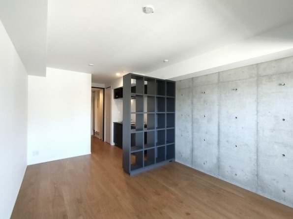 備え付けのシェルフで空間がゆるくゾーニングされている